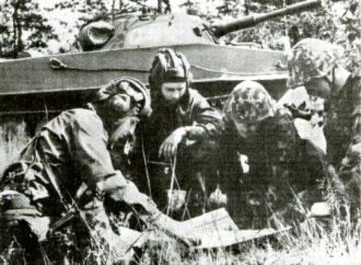 Aufklärer mit Aufklärungspanzer PT-76 im Hintergrund