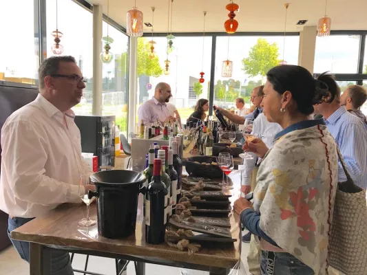 Über 1200 Gäste bei Eröffnung des Vinoscout Flagship Stores Bild: Über 1200 Gäste bei Eröffnung des Vinoscout Flagship Stores