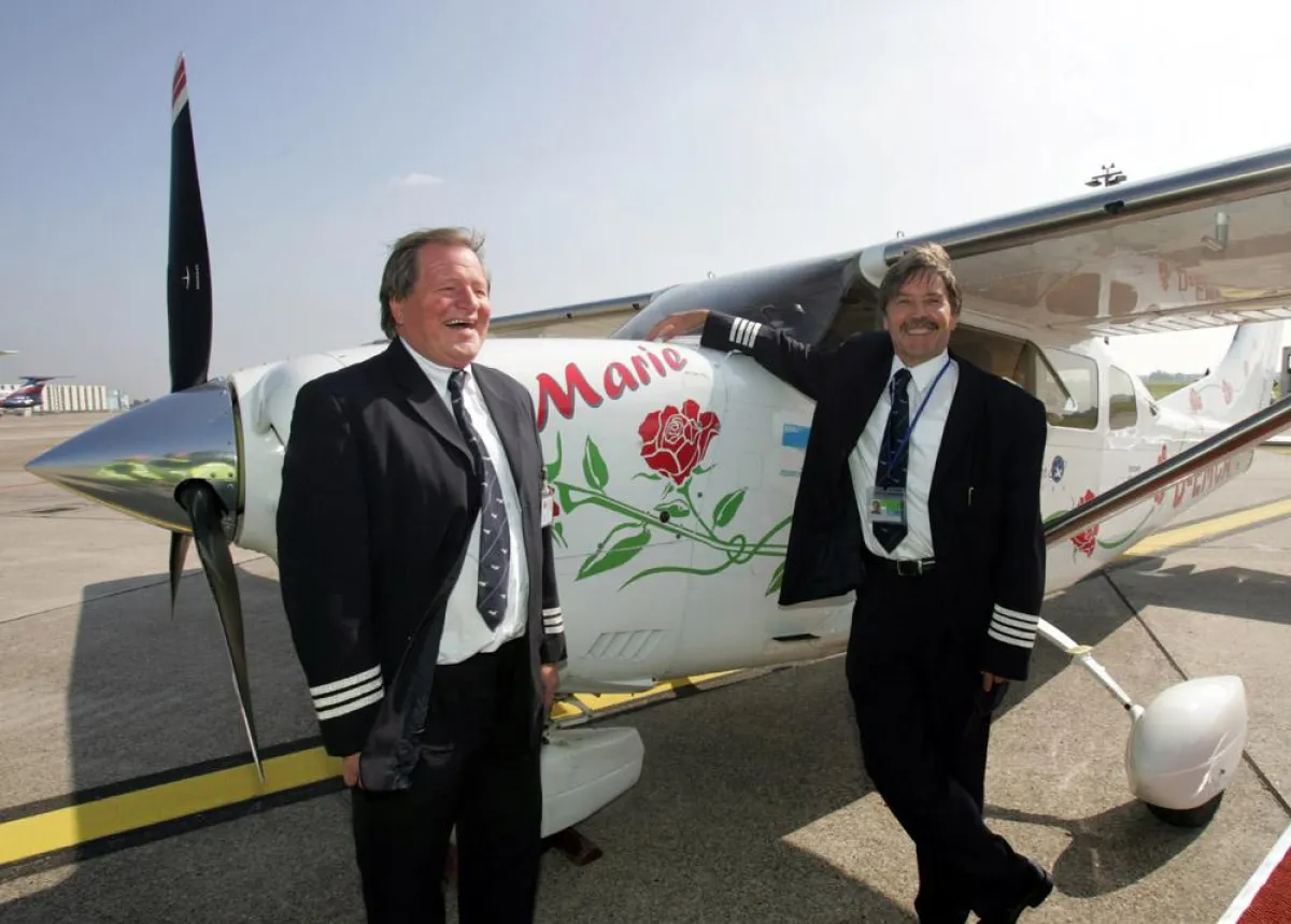 Die Weltumflieger sind zurück: Pilot Uwe Thomas Carstensen (rechts) und Co-Pilot Hans Christian Albertsen
