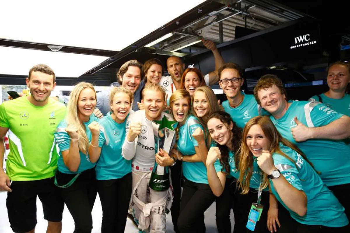 Olympioniken auf Tuchfühlung mit Nico Rosberg (Foto: OLYMP, frei zur Veröffentlichung bei Namensnenn