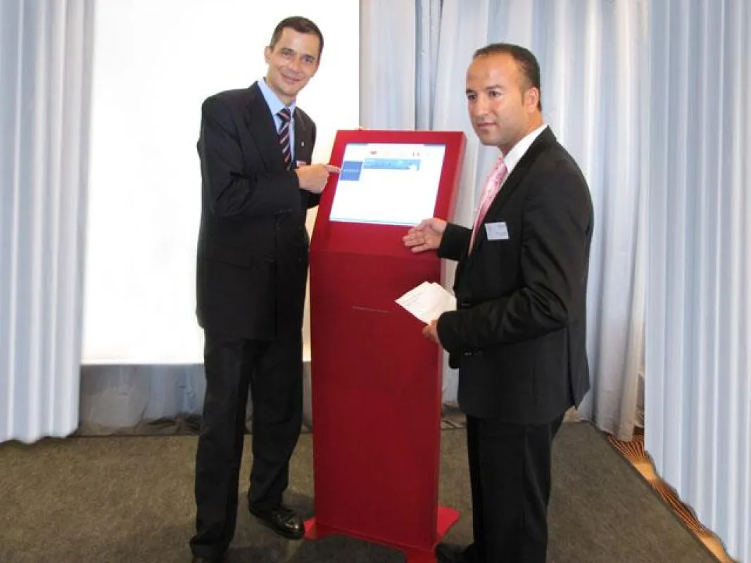 Rolf Slickers, Direktor vom Hotel Pullman Cologne und Bourarfa Douallal, Inhaber der NetGuide Terminals GmbH