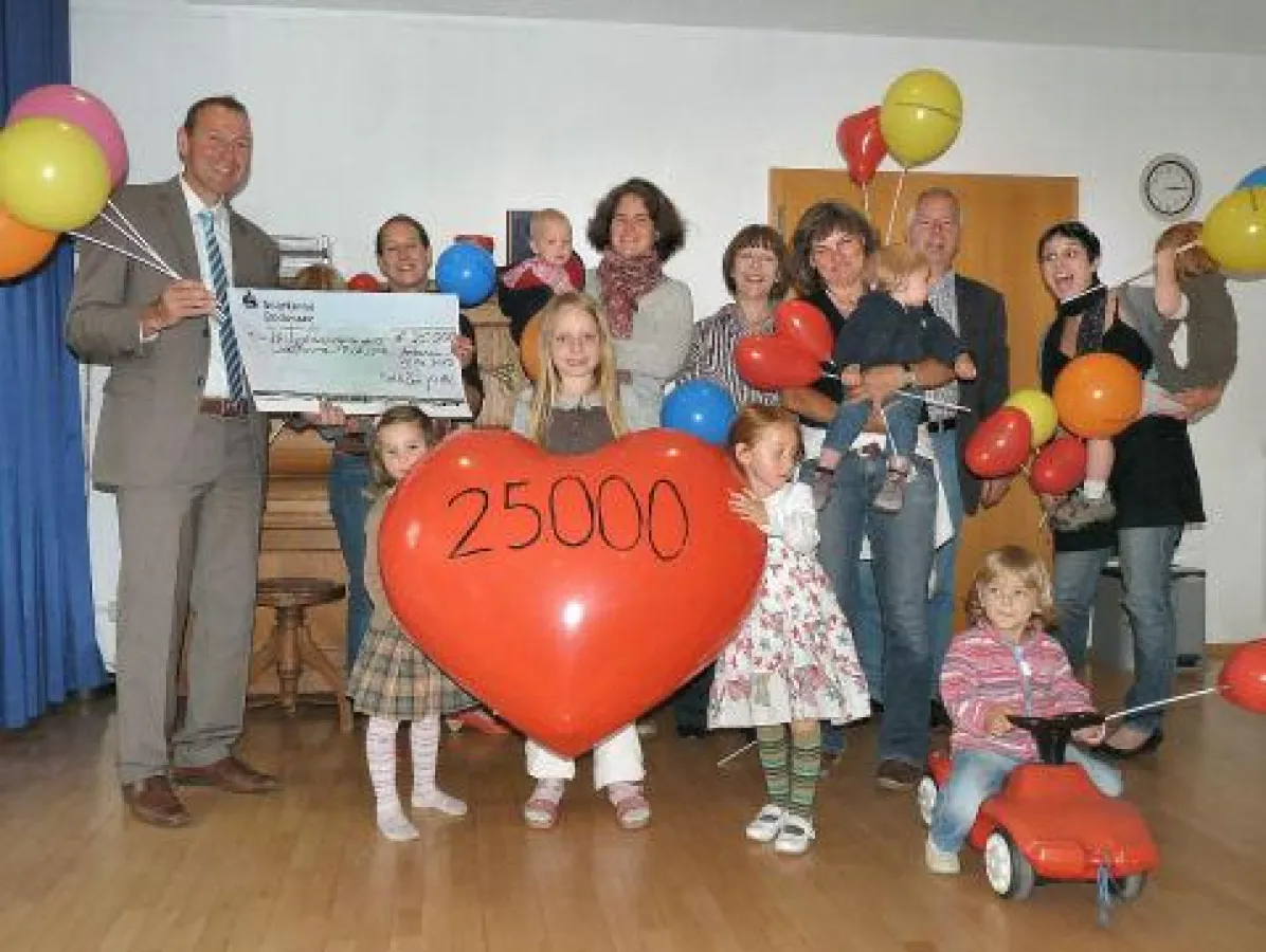 Dr. Berthold Broll (links), Vorstand der Stiftung Liebenau, bei der Übergabe des Spendenschecks