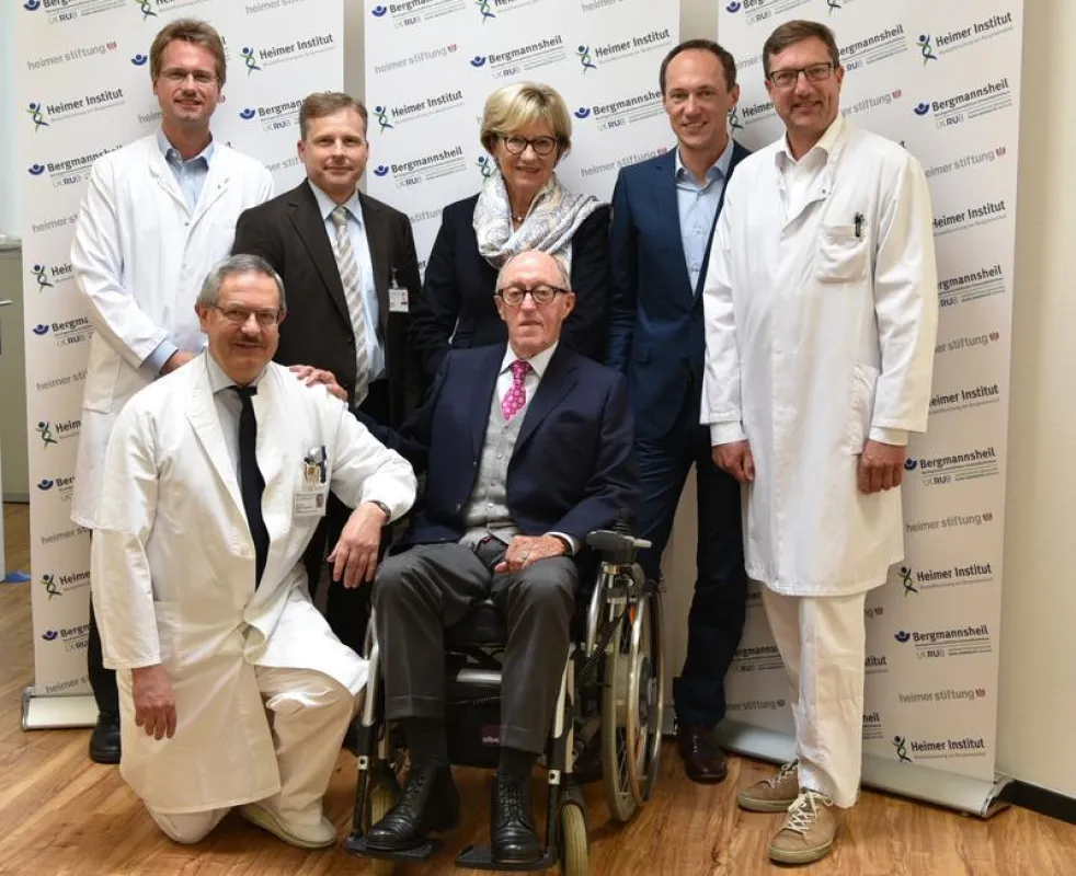 V.l.: Prof. Dr. Christoph Clemen, Prof. Dr. Martin Tegenthoff, Ralf Wenzel, Irmgard Heimer, Siegfried Heimer, Andreas Heimer und Prof. Dr. Matthias Vorgerd (Bild: Volker Daum/Bergmannsheil)