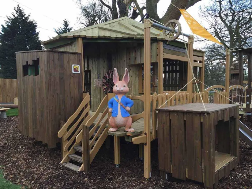 Peter Hase erfreut seit dem Wochenende Klein und Groß auf dem ersten Peter Hase Abenteuerspielplatz