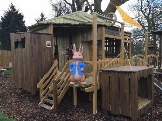Bild: Lappset liefert den weltweit ersten PETER HASE(TM)-Abenteuerspielplatz