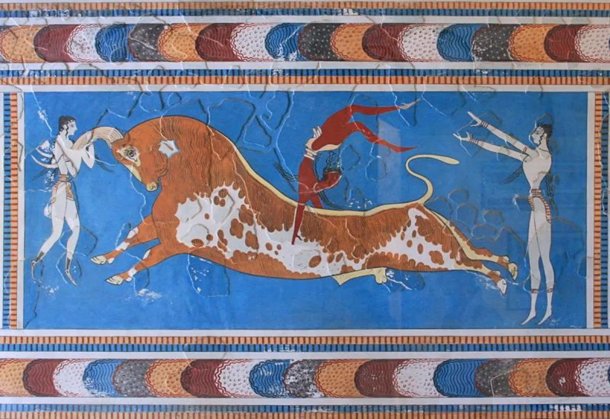 Das Stierspiel-Fresko im minoischen Palast von Knossos auf der griechischen Insel Kreta (Das Original befindet sich im Archäologischen Museum Iraklio) (By Lapplaender - Own work, CC BY-SA 3.0 de, http