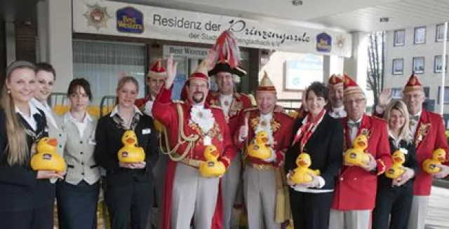 Gelbe Flugenten fur die Prinzengarde Bild: Gelbe Flugenten fur die Prinzengarde