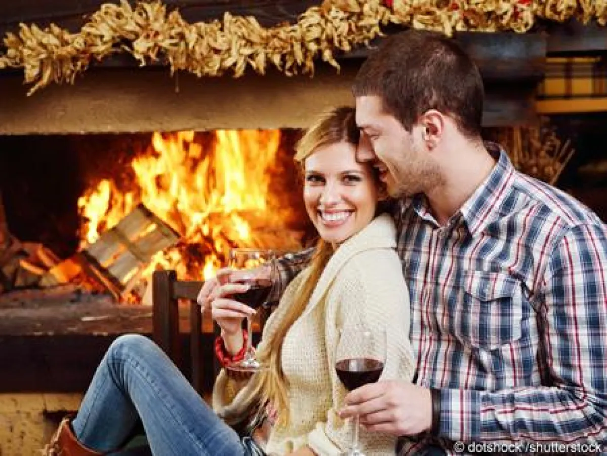 Kuscheln vor dem Kamin, ein Glas Rotwein und verliebte Blicke – so schön kann es in einer Ferienwohn