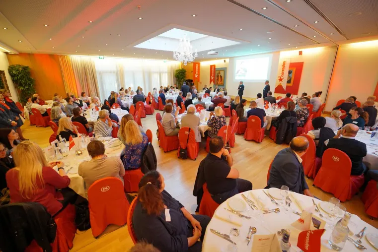 Corendon Airlines lud Reisebüros zu Informationsabenden mit Dinner und Konzerten der Jazz-Sängerin Karsu ein Bild: Corendon Airlines lud Reisebüros zu Informationsabenden mit Dinner und Konzerten der Jazz-Sängerin Karsu ein