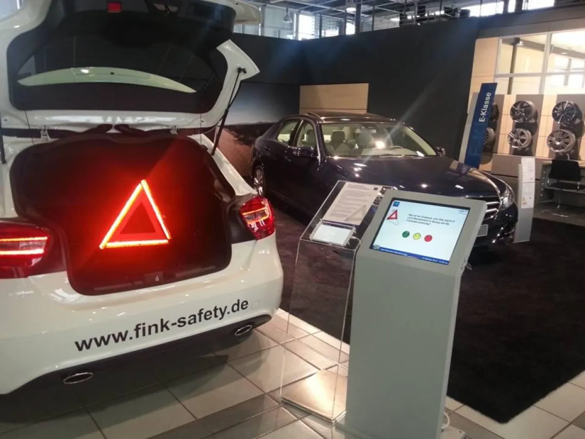 Mit dem Terminal-System e-QSS Touch wird die Kundenbefragung von Autofahrern zum Einsatz des LED-War