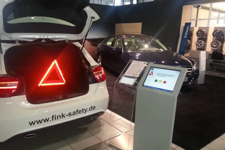 Kundenbefragung am Terminal: e-QSS Touch im Einsatz für ADAC und Mercedes Bild: Kundenbefragung am Terminal: e-QSS Touch im Einsatz für ADAC und Mercedes