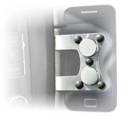 Bild: Unfallgefahr durch Befestigung von Mobilgeräten auf der Windschutzscheibe