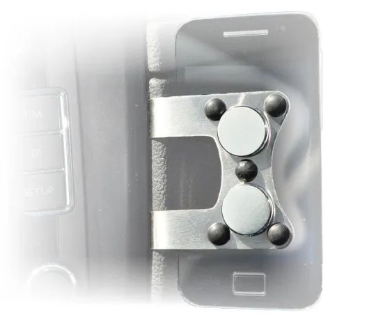 Bild: Unfallgefahr durch Befestigung von Mobilgeräten auf der Windschutzscheibe