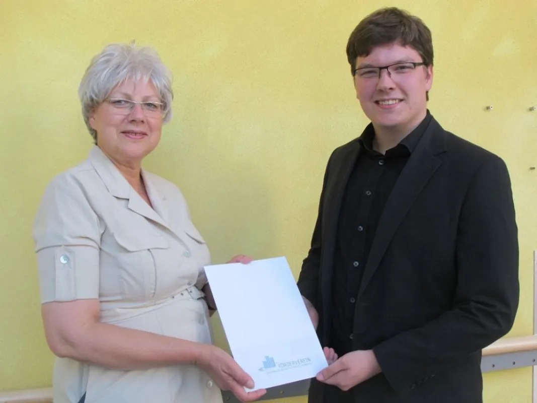 Petra Rossbrey zeichnete Christopher Morschel mit dem Absolventenpreis aus. Copyright: Frankfurt UAS