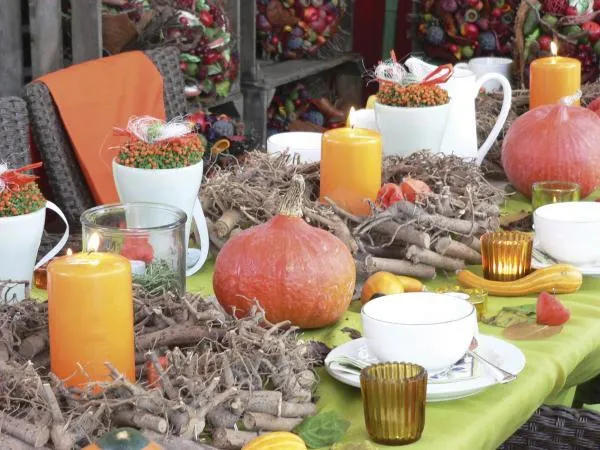 Farbenprächtiges Erntedankfest mit herbstlichen Teelichten und "leuchtenden" Tischdekorationen Bild: Farbenprächtiges Erntedankfest mit herbstlichen Teelichten und "leuchtenden" Tischdekorationen
