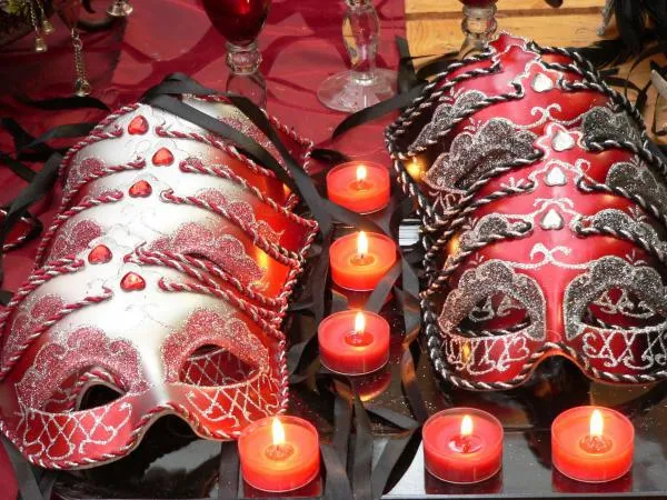 Bild: HELAU und ALAAF: Närrische Kerzen-Dekos für Karneval