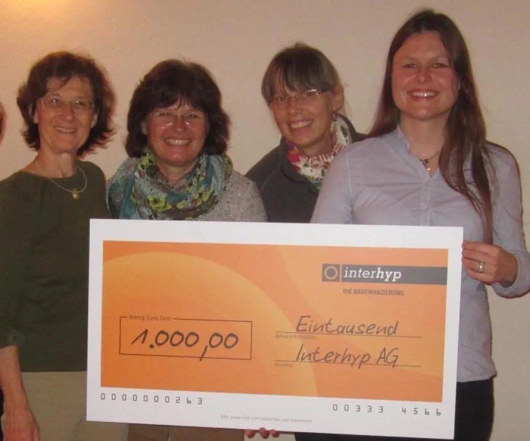 Übergabe des Spendenschecks durch die Interhyp