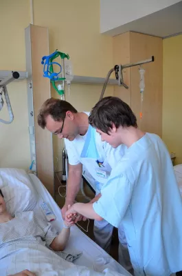 Jobs für starke Typen! Der Boys´ Day für Pflegeberufe am 23. April 2015 im Krankenhaus Bethel Berlin Bild: Jobs für starke Typen! Der Boys´ Day für Pflegeberufe am 23. April 2015 im Krankenhaus Bethel Berlin