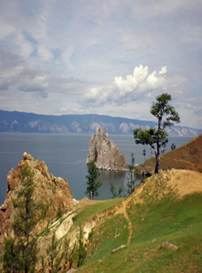 Bizarre  Felsklippen findet man an vielen Orten des Baikalsees
