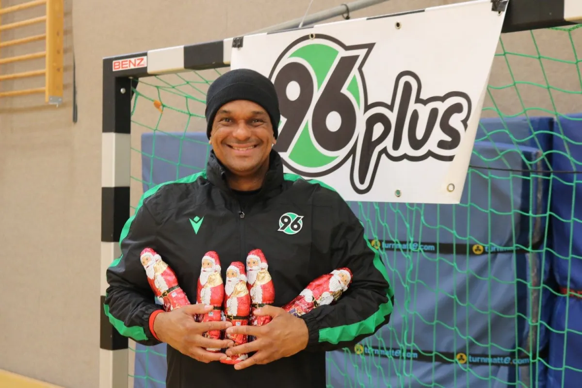 96plus-Botschafter Martin Rietsch überraschte Kinder mit einem Weihnachtsspecial