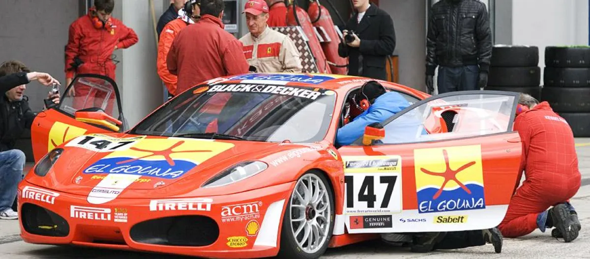 acm-Fahrer beim Boxenstopp