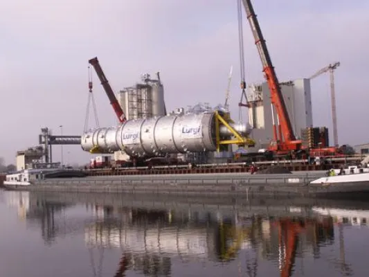 Bild: Ein besonderer Schwertransport - Barlage verschiffte Großbauteile für Raffinerie in Danzig