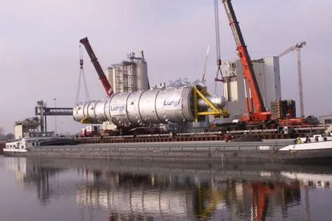 Bild: Ein besonderer Schwertransport - Barlage verschiffte Großbauteile für Raffinerie in Danzig