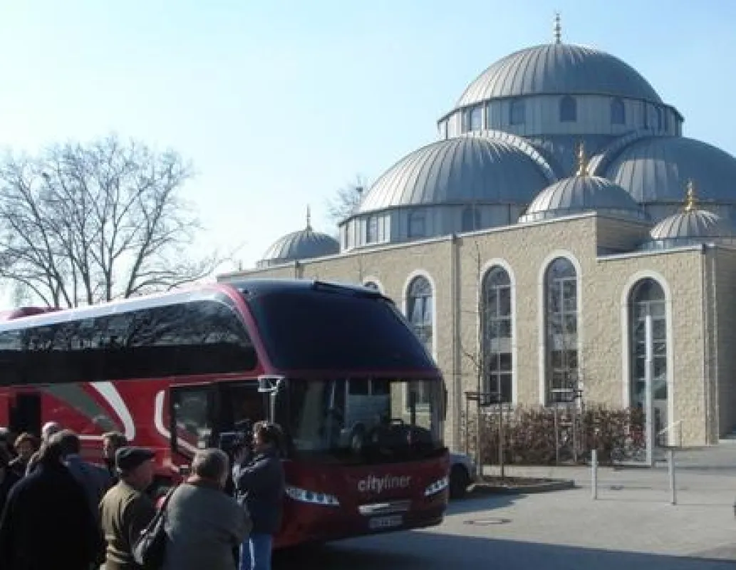 Christen und Muslime machten sich am Samstag gemeinsam auf den Weg zur Besichtigung von christlichen und islamischen Sakralbauten: Die erste Station war die Duisburger Marxloh-Moschee.