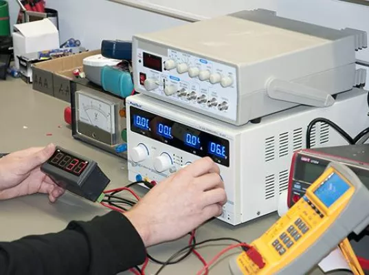 Netzgeräte sind unverzichtbare Helfer in Labor und Werkstätten Bild: Netzgeräte sind unverzichtbare Helfer in Labor und Werkstätten