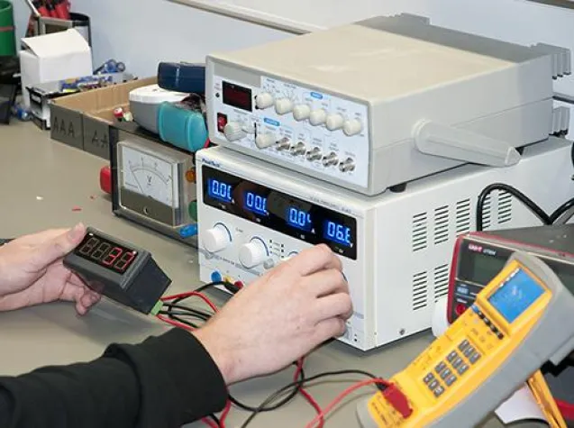 Bild: Netzgeräte sind unverzichtbare Helfer in Labor und Werkstätten