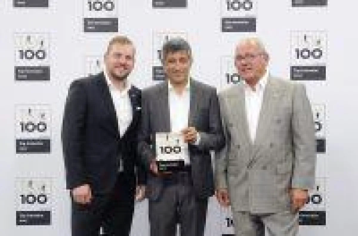 Ehrung mit dem TOP 100-Siegel: Philipp Wilczek (CTS), Ranga Yogeshwar (Moderator) und Joachim Wilczek (CTS).