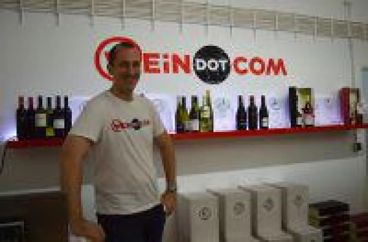 WEiNDOTCOM Gründer Florian Janek steht schon für viele Besucher für den Lagerverkauf mit Weinprobe bereit.