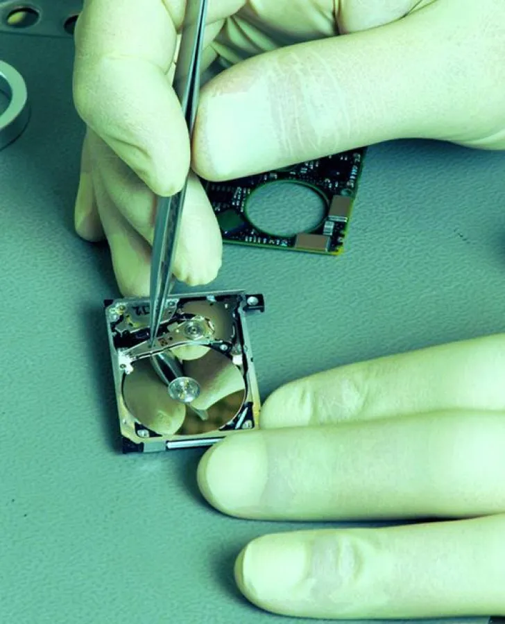 Präzisionsarbeit: Ein Mitarbeiter der Kurt Datenrettung repariert eine Fotospeicherkarte (Microdrive), das er einer digitalen Spiegelreflexkamera entnommen hat.