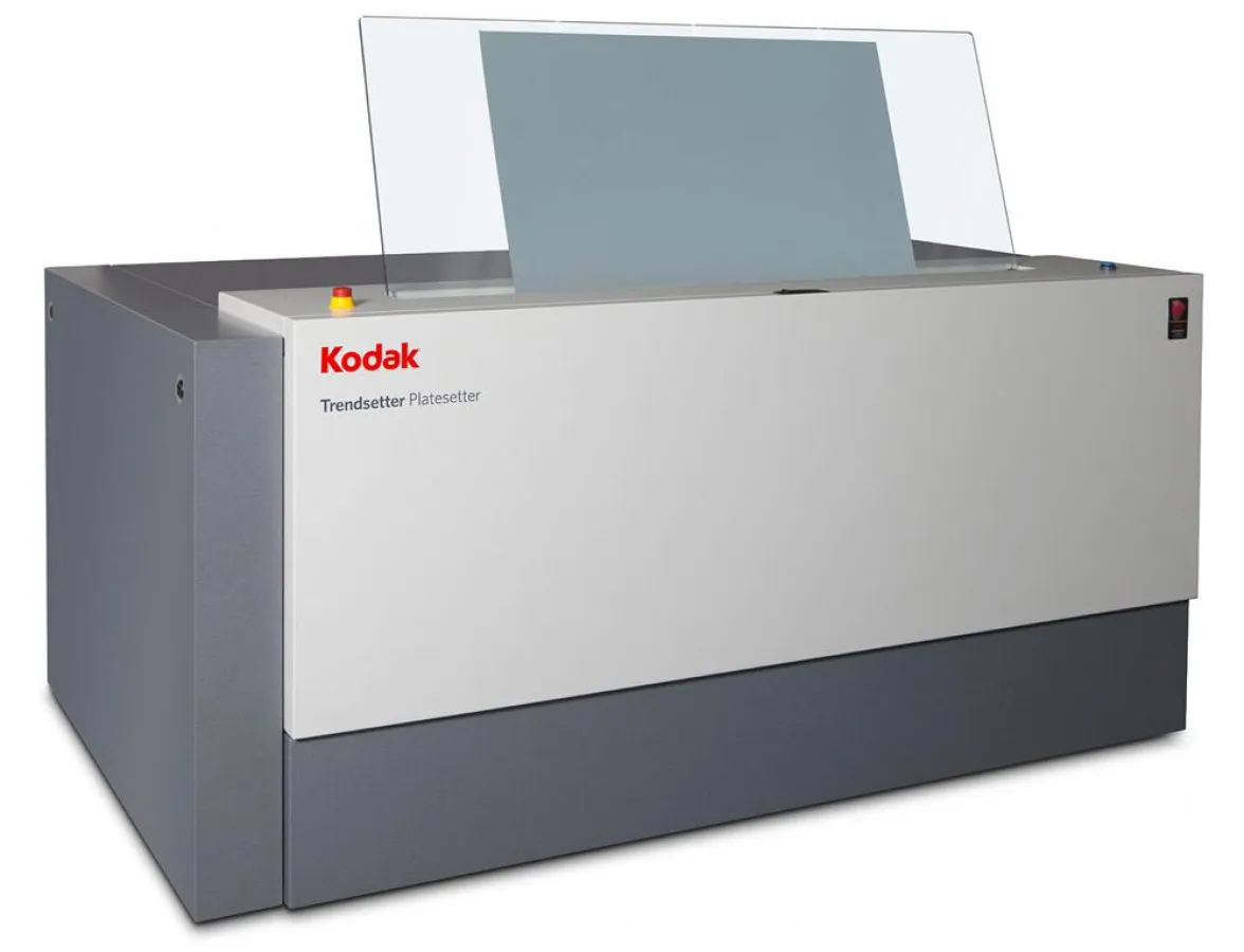 Der KODAK TRENDSETTER PLattenbelichter mit eingelegter prozessfreier KODAK SONORA Offsetdruckplatte