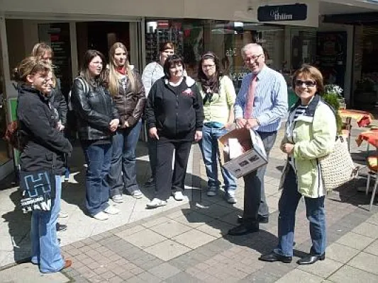 Auszubildende sammeln Brillen für Haiti Bild: Auszubildende sammeln Brillen für Haiti