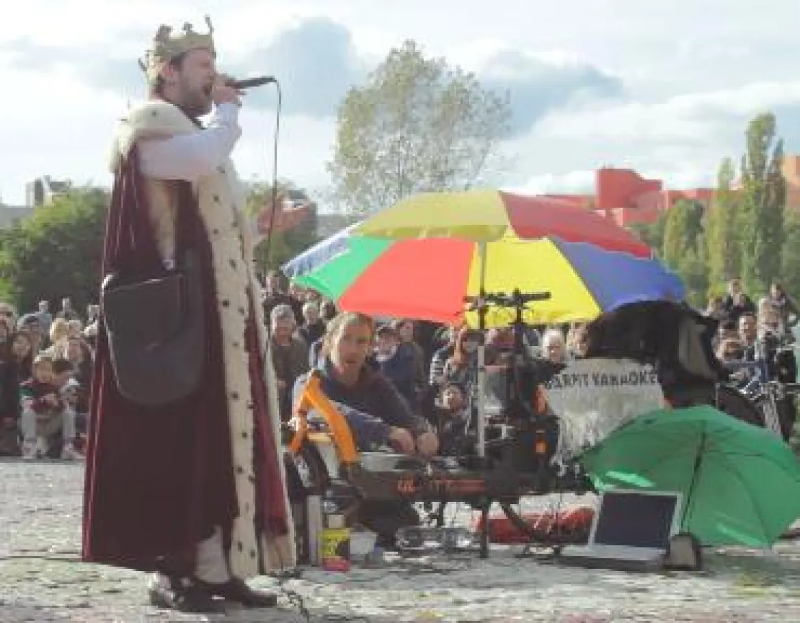 Dieser könig sucht dringend seine Königin!