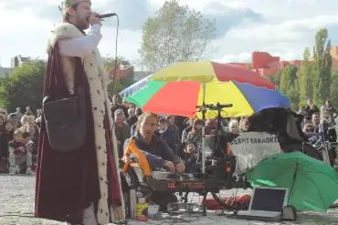 Bild: Ein König singt im Mauerpark