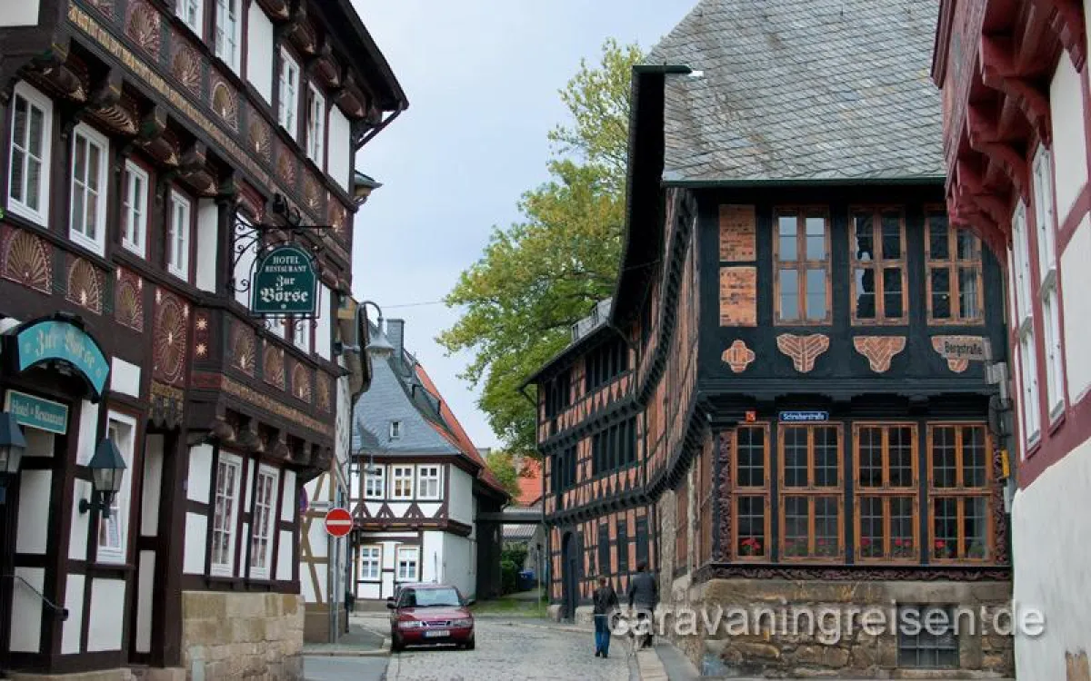 Mit dem Wohnmobil durch Niedersachen: Hier die Altstadt von Goslar im Westharz.