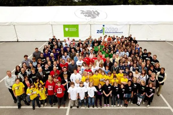 Bild: Schülerteams aus Hopsten, Reken und Essen siegen beim NRW-Finale des zdi-Roboterwettbewerbs in Wuppertal