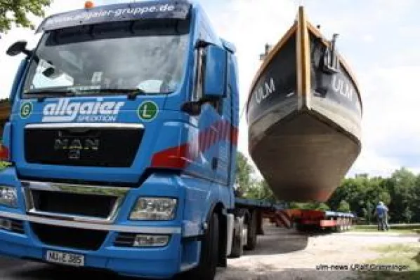 Schachtel „Ulm“ kehrt mit Allgaier huckepack auf dem Landweg heim Bild: Schachtel „Ulm“ kehrt mit Allgaier huckepack auf dem Landweg heim