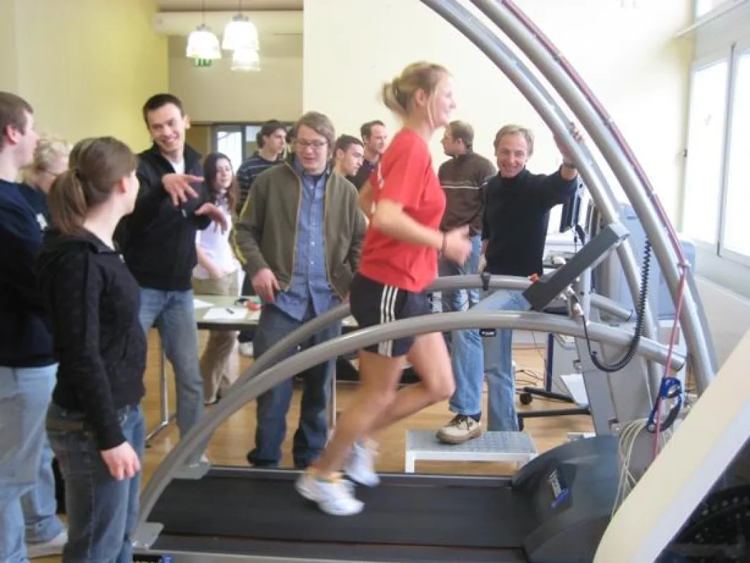 Schüler des Gymnasiums Waldkraiburg bei der Leistungsdiagnostik in Bad Endorf