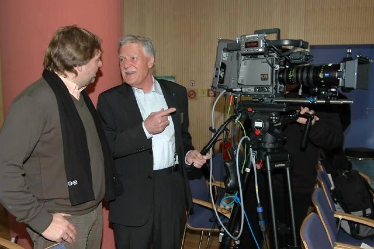 Gerhard Baier vom Sony Systemhaus Band Pro Munich berät Michael Ballhaus in Sachen HD