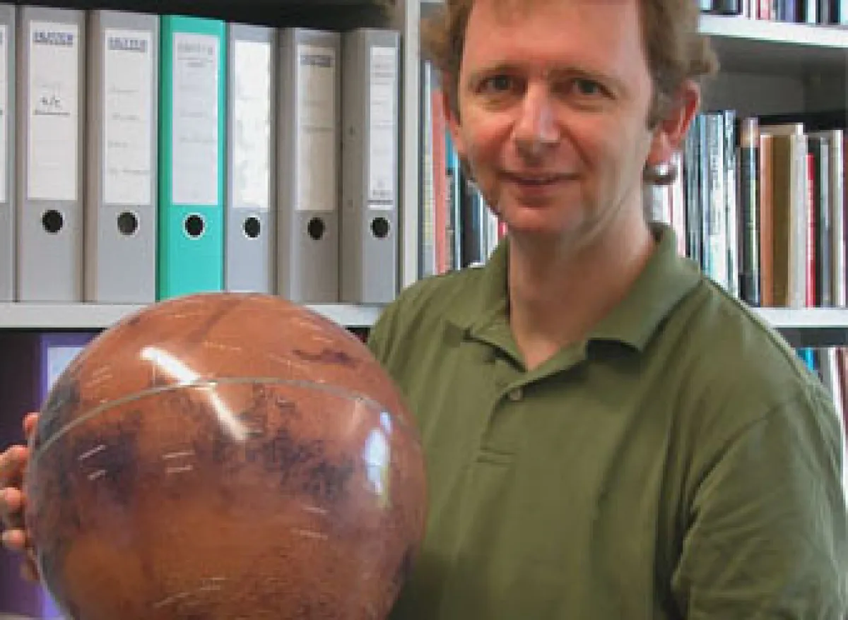 Planetenforscher Nicolas Thomas und der Mars. (Bild: Uni Bern, privat)
