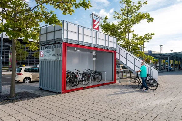 Bild: ELA Sondercontainer im Einsatz für den Klimaschutz - mit dem Fahrrad zum Flughafen