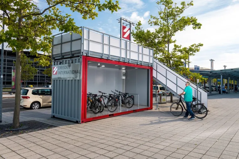 Bild: ELA Sondercontainer im Einsatz für den Klimaschutz - mit dem Fahrrad zum Flughafen