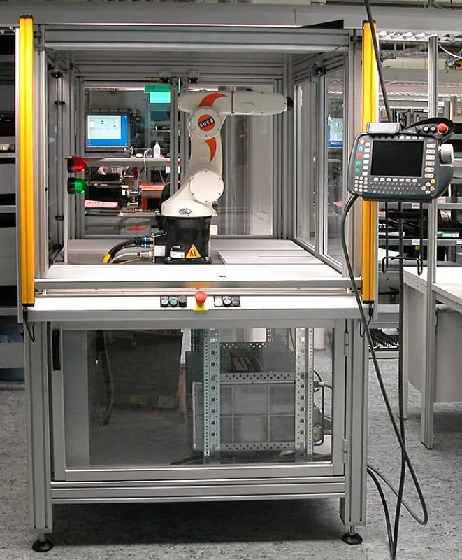Roboterzelle mit Roboter KR5SIXX, realisiert von Straubinger Steuerungselektronik
