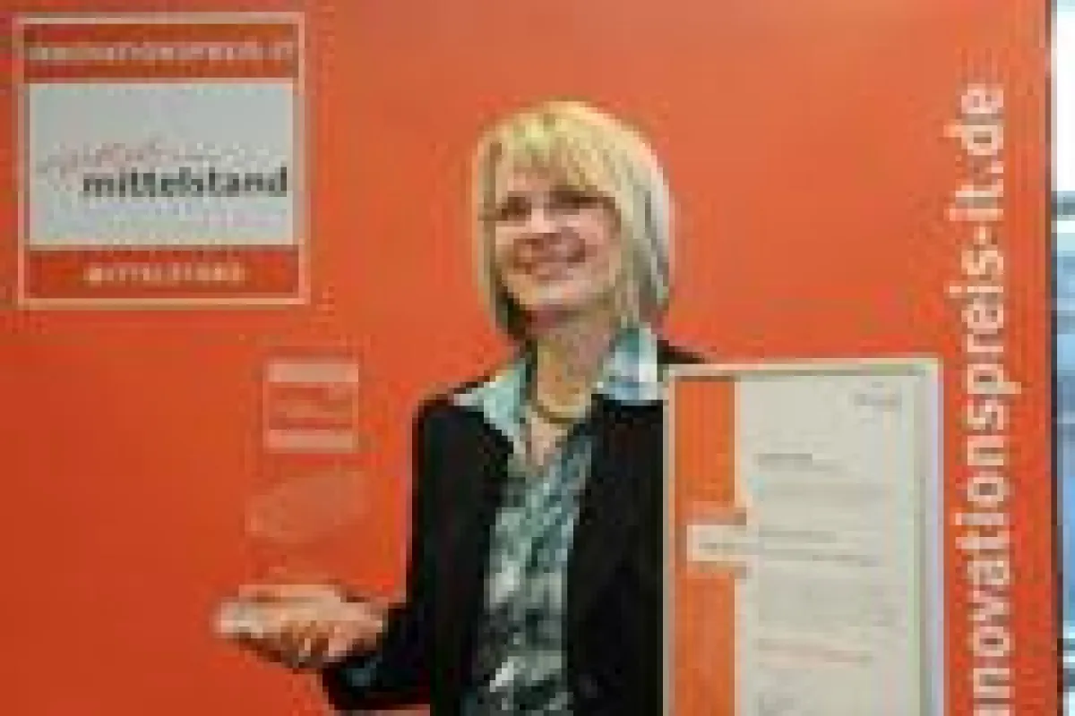 Glückliche Sieger: C4Bs Marketing Manager Katrin Ingendahl bei der Preisverleihung