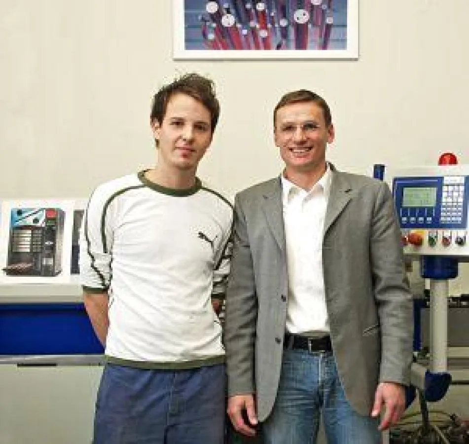 Markus Leuprecht vom Segment Werkzeughersteller-Stäbe und Maschinenführer Martin Hellensteiner vor einer QuickService Einheit zum Trennen.