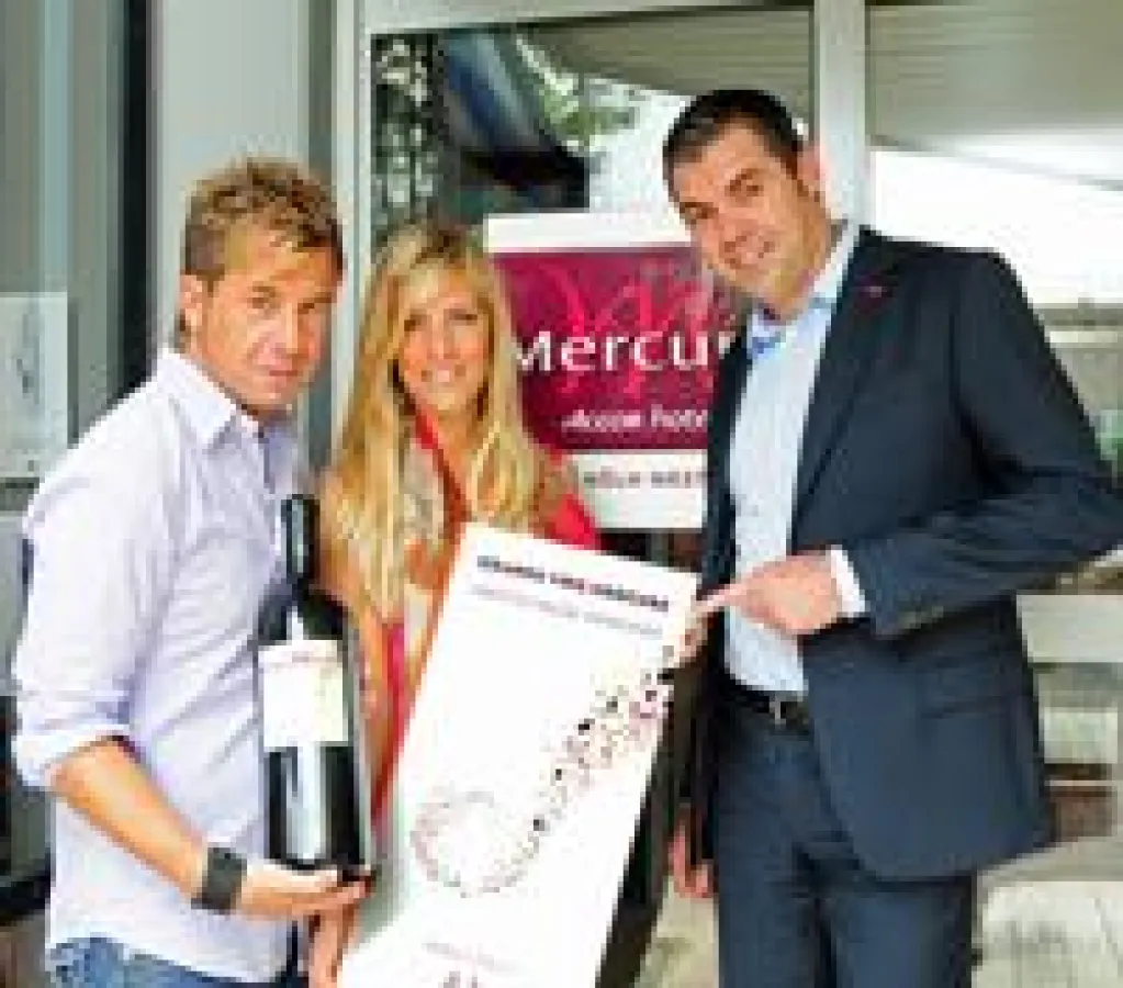 Sie waren begeistert vom Grands Vins Mercure (v.l.): Almklausi und Sissi mit Bart Vaessen