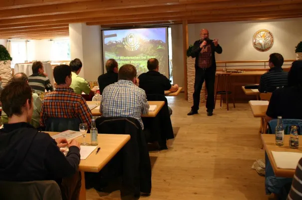 Bild: Meckatzer berät seine Kunden - Rund 40 Festeveranstalter in Brauerei empfangen